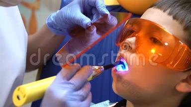 健康观念。 denyal诊所的一个男孩接受了牙科治疗以填补<strong>牙齿</strong>的空洞。 <strong>牙齿修复</strong>及<strong>修复</strong>